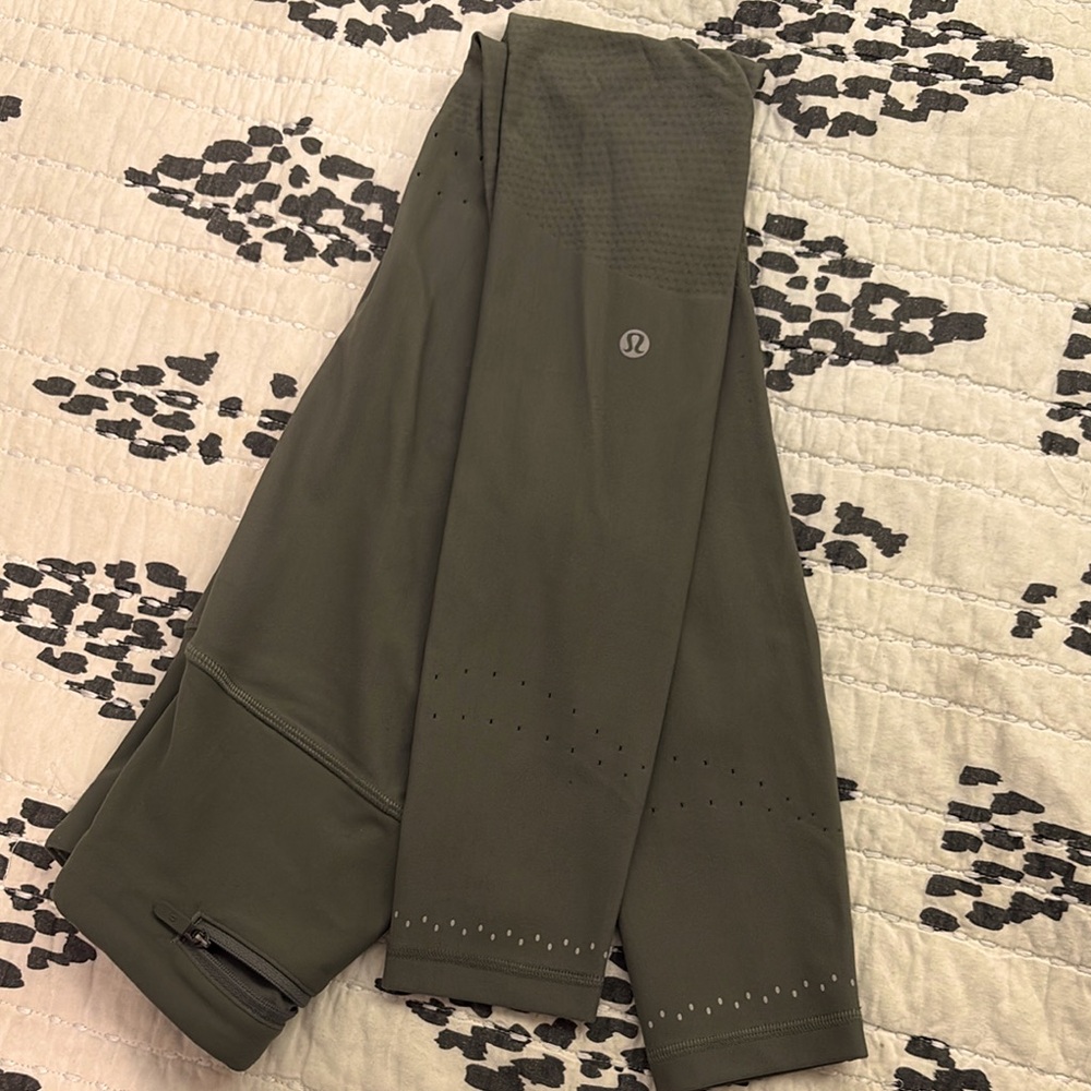 Lululemon Women's In Focus Run Tight
Sense Knit Army Green Size 2
